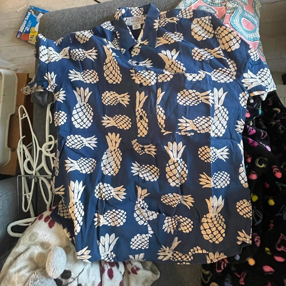 Collared tee shirt